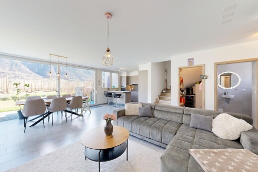 wohn- / esszimmer mit blick auf die berge, mountain view, bodendeckenfenster, floor ceiling windows, und natürliches licht