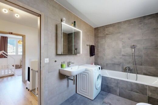 salle de bains avec mur en carrelage, tile wall, miroir, bain, et salle de bain complète