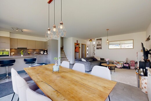 wohn- / esszimmer mit inside property, treppen, drywall, gipskartonwand, und light floor