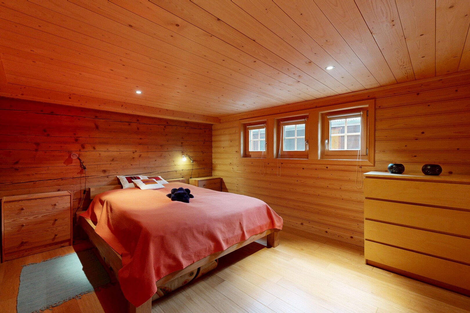 chambre avec sol en finition bois, wood finish floor, lumière naturelle, natural light, et inside property