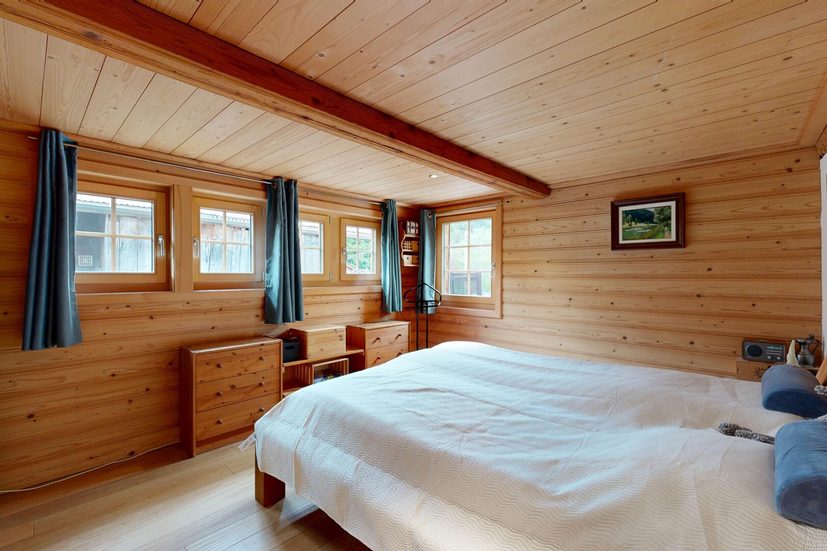chambre avec wood finish floor, sol en finition bois, natural light, lumière naturelle, et inside property