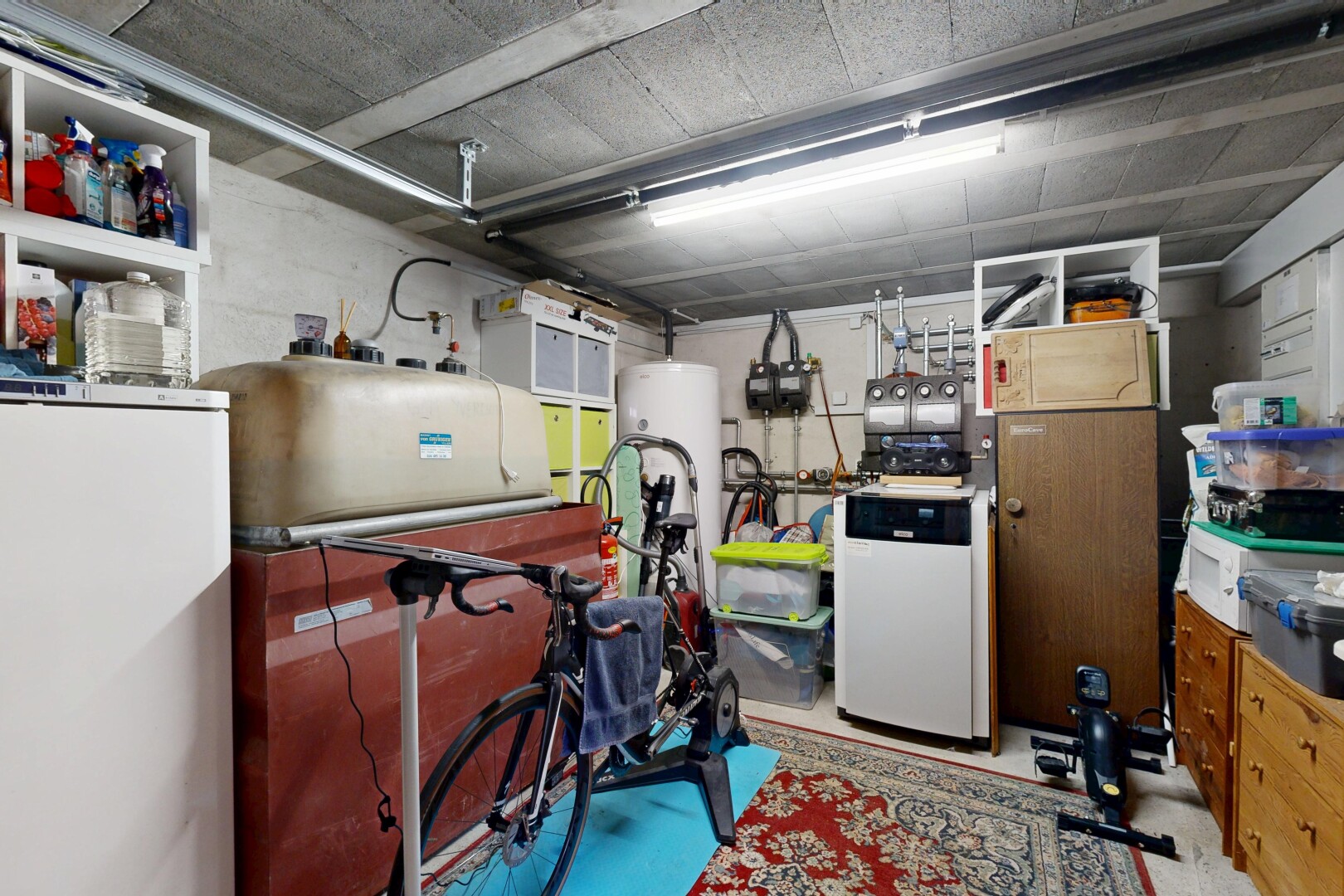 parking avec inside property et chauffe-eau