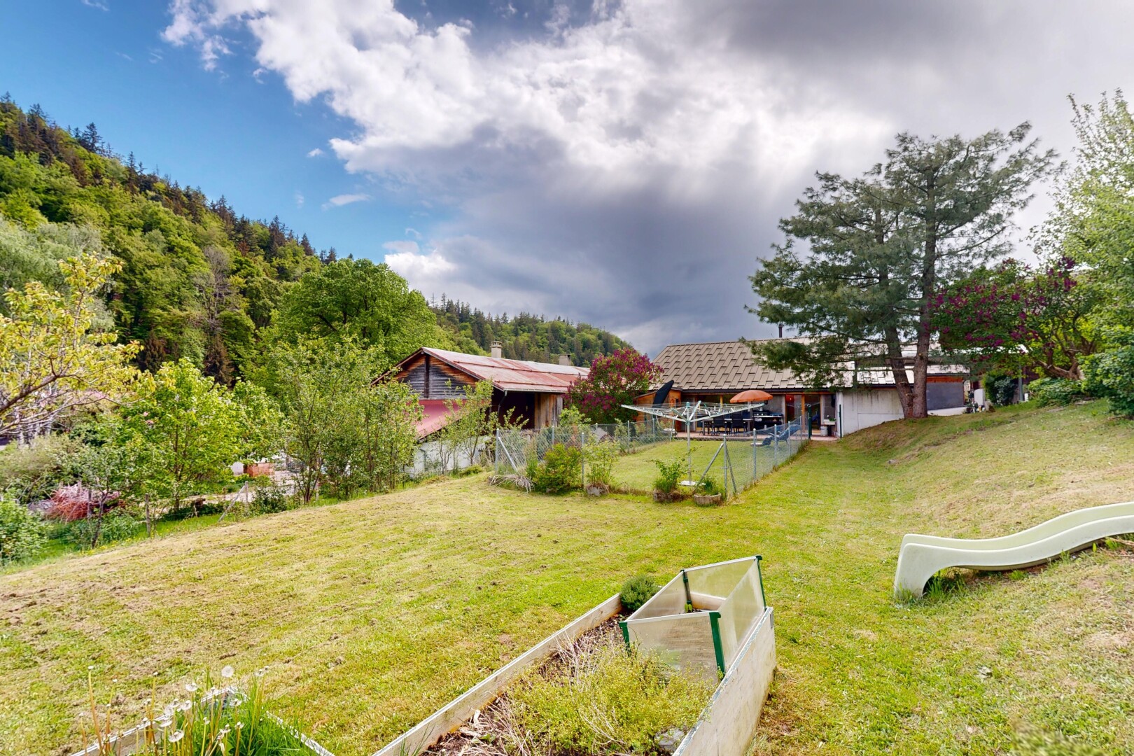jardin avec pelouse, jardin, from property, et day time