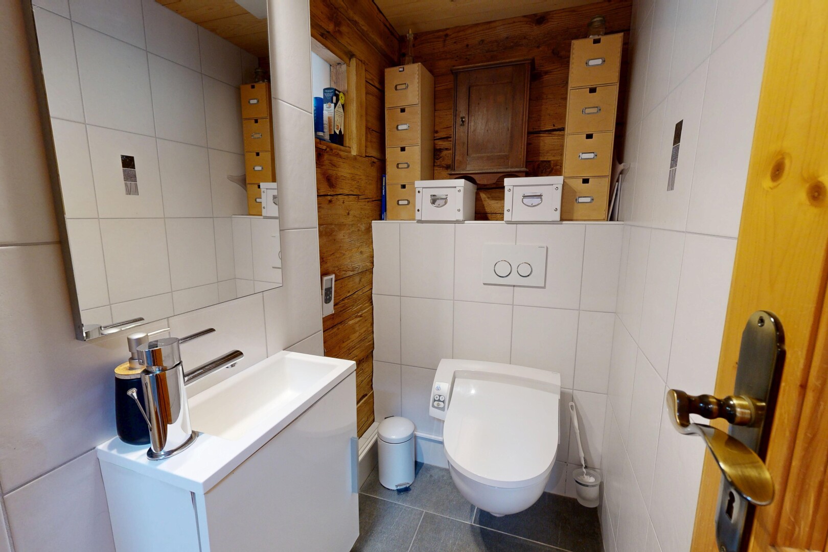 salle de bains avec mur en carrelage, tile wall, toilette, inside property, et miroir