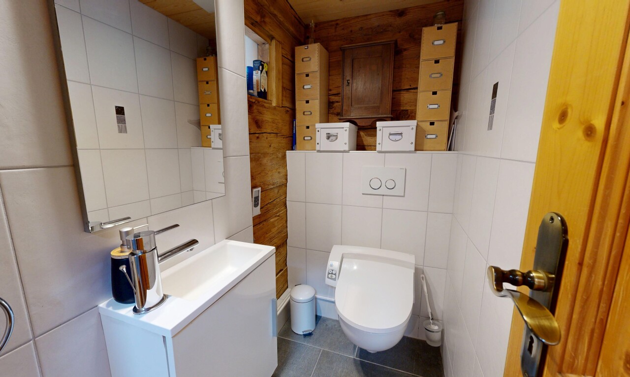 salle de bains avec mur en carrelage, tile wall, toilette, inside property, et miroir