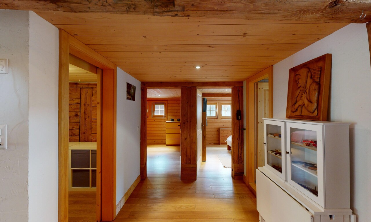 couloir avec plafond bas, low ceiling, inside property, sol en finition bois, et wood finish floor