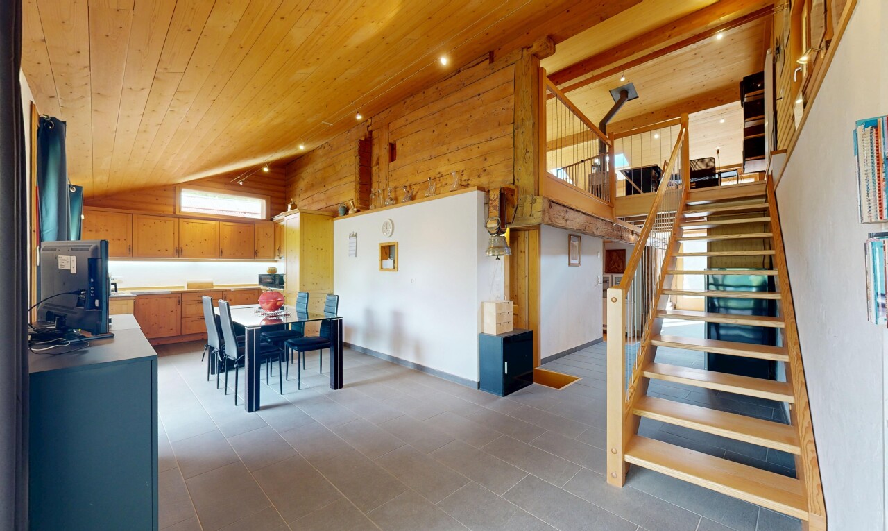 escaliers avec inside property, wood ceiling, plafond en bois, escaliers, et high ceiling