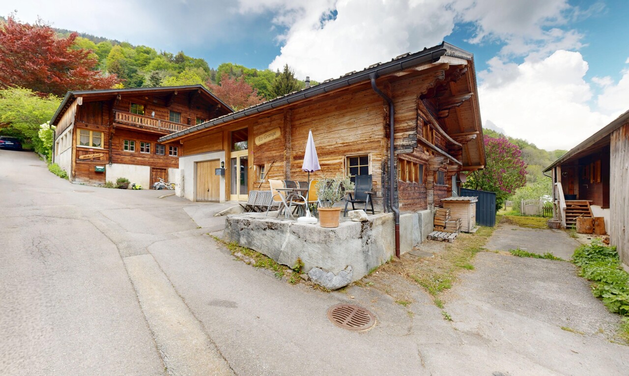 façade avec day time, property visible, bardage en bois, bardage horizontal, et balcon