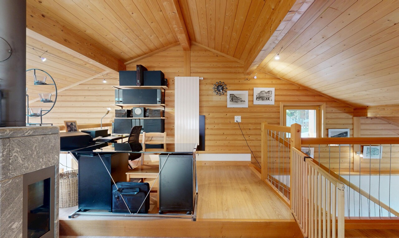 bureau avec log wall, mur en rondins, espace bureau, inside property, et wood ceiling