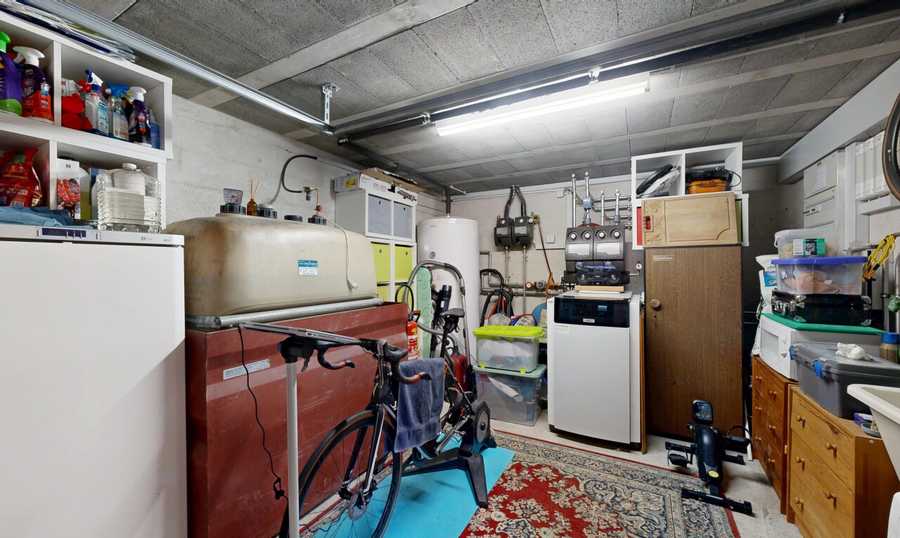 parking avec inside property et chauffe-eau