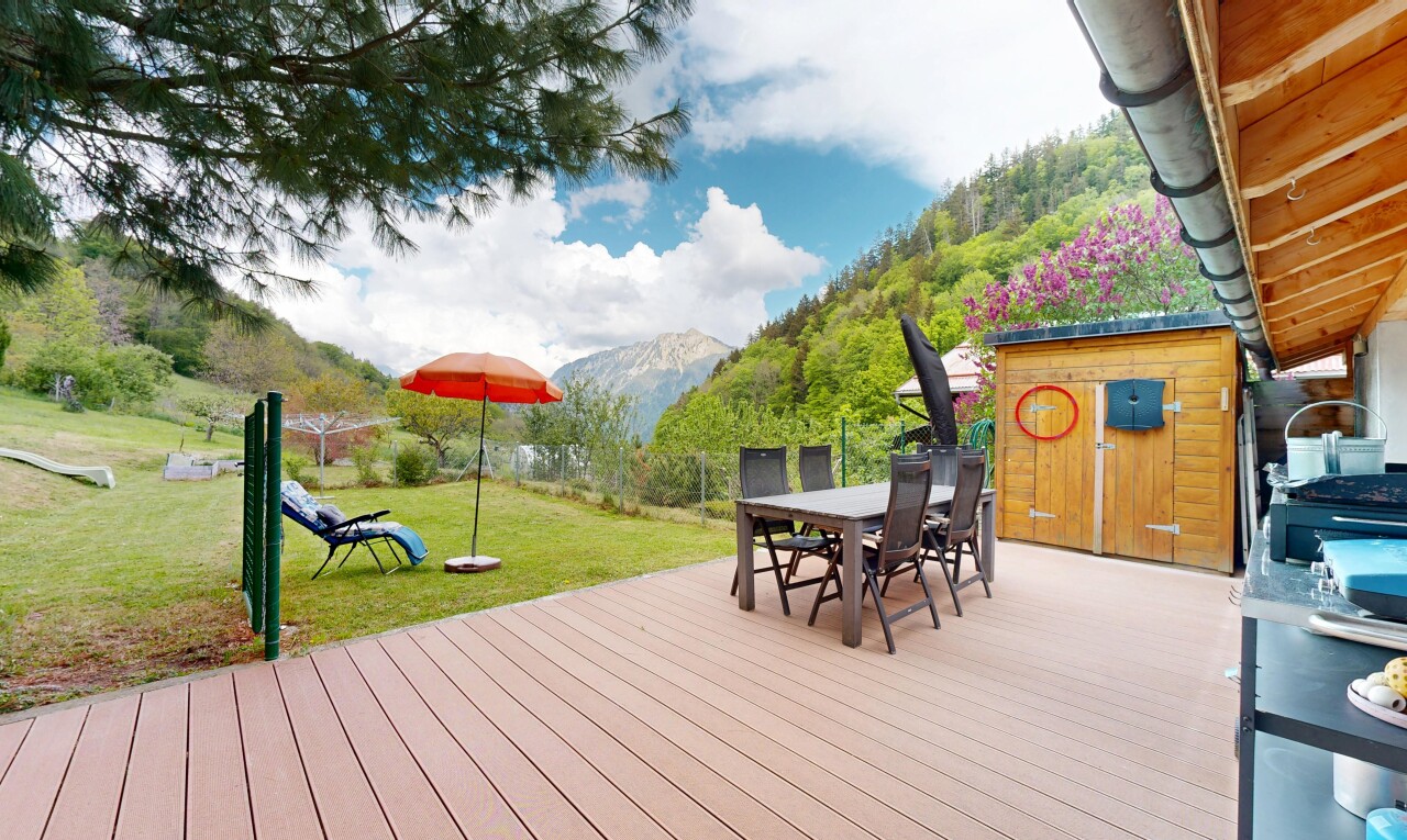 terrasse avec pelouse, coin repas extérieur, from property, terrasse, et day time