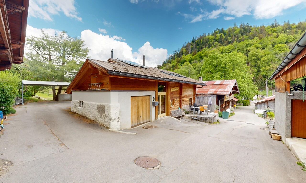 façade avec panneaux solaires, day time, property visible, et bardage en stuc