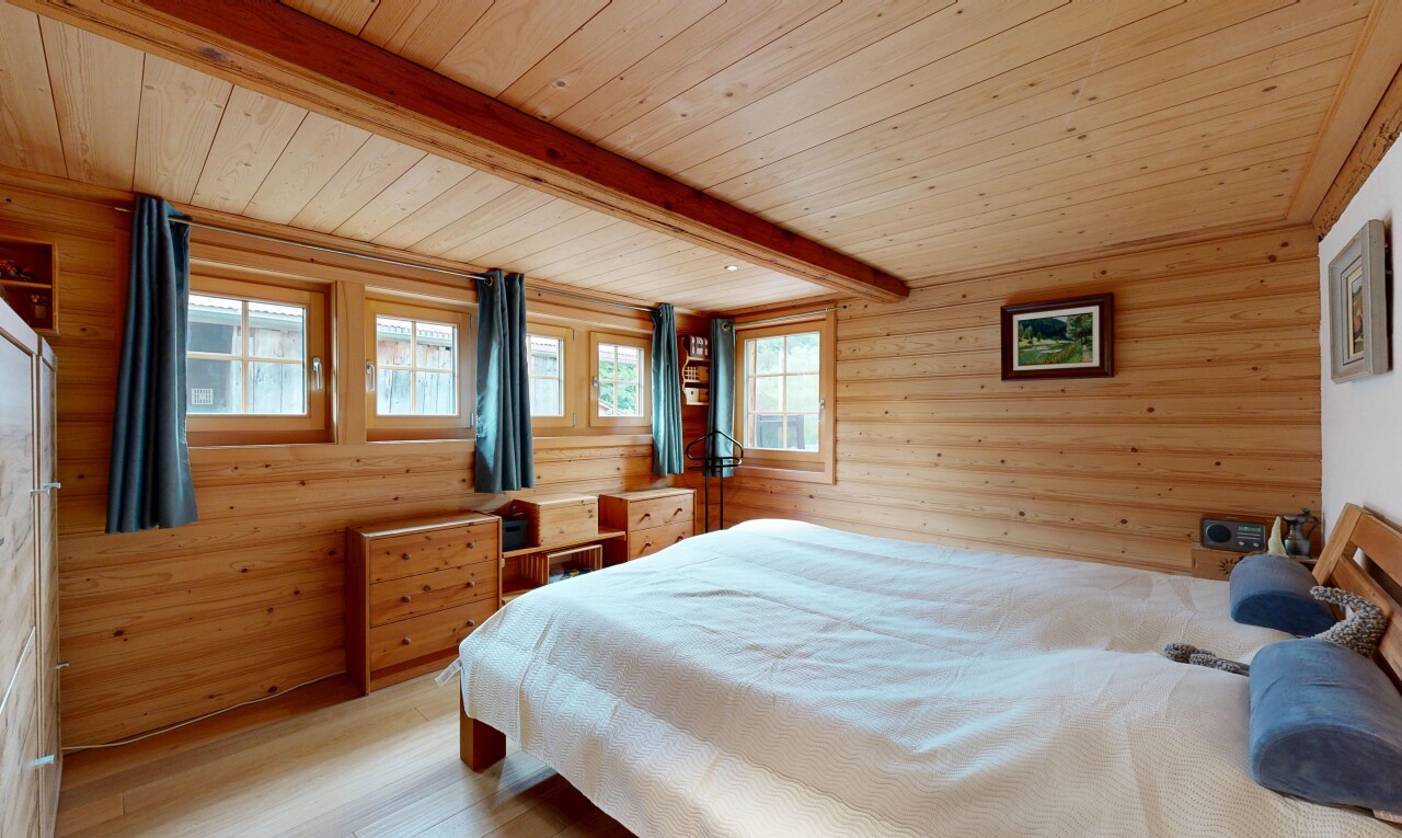 chambre avec wood finish floor, sol en finition bois, natural light, lumière naturelle, et inside property