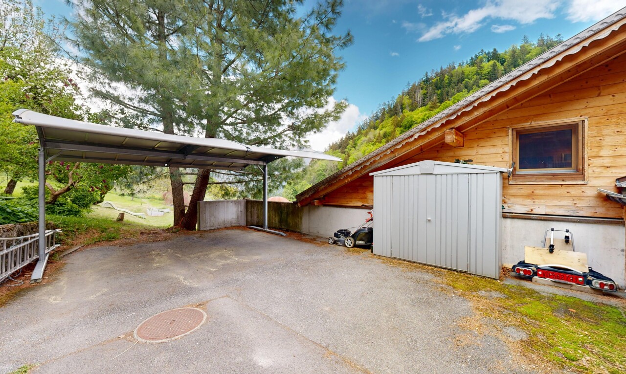 terrasse avec day time, from property, abri de voiture, et structure extérieure