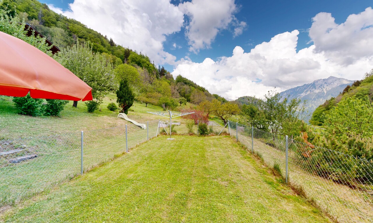 jardin avec clôture, day time, pelouse, mountain view, et vue sur la montagne