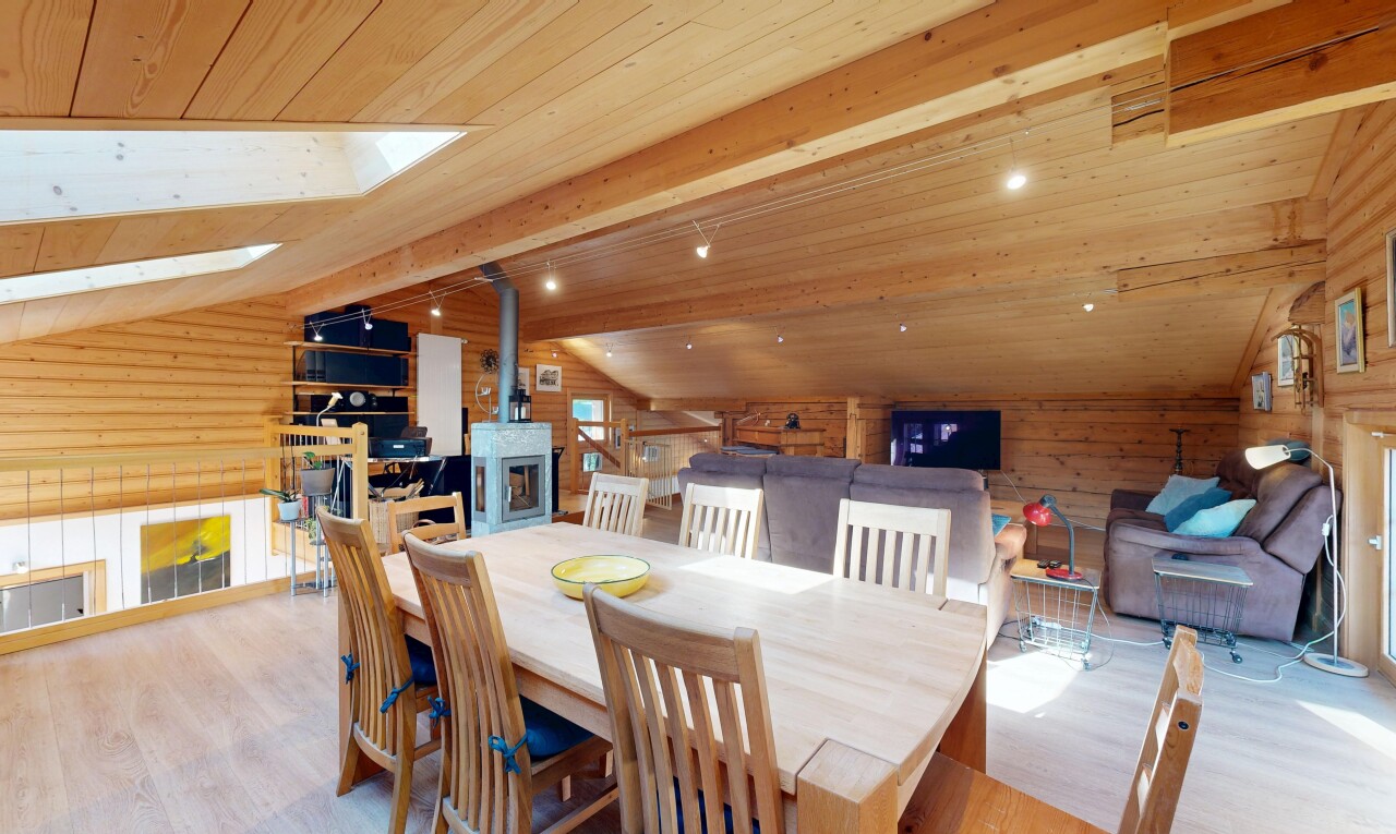 salle à manger avec wood wall, mur en bois, wood finish floor, sol en finition bois, et vaulted ceiling