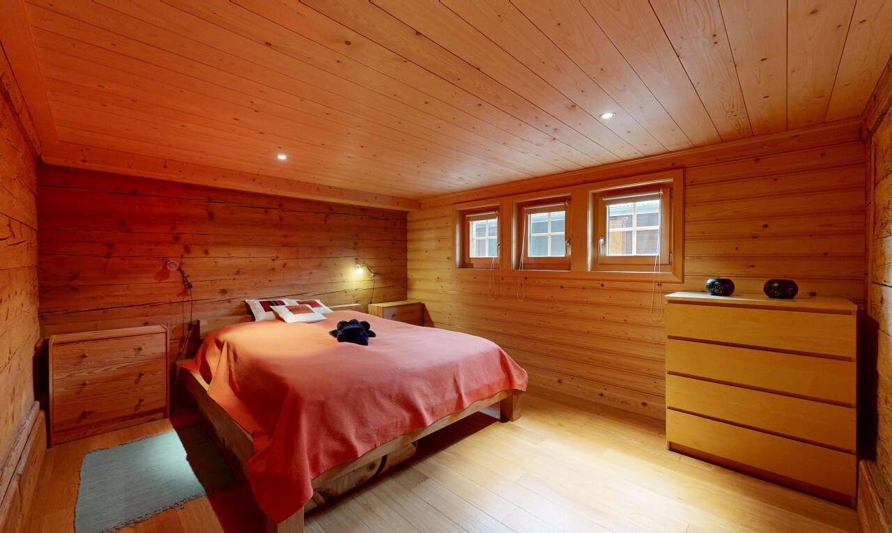 chambre avec sol en finition bois, wood finish floor, lumière naturelle, natural light, et inside property