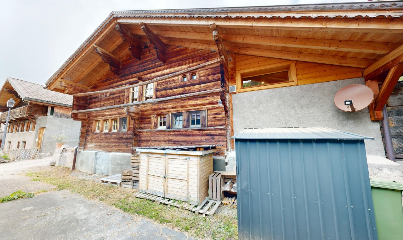 façade avec property visible, abri, bardage horizontal, structure extérieure, et fondation en béton