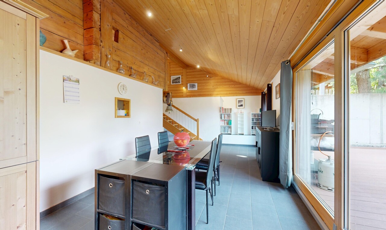 cuisine avec plafond voûté, vaulted ceiling, lumière naturelle, natural light, et inside property