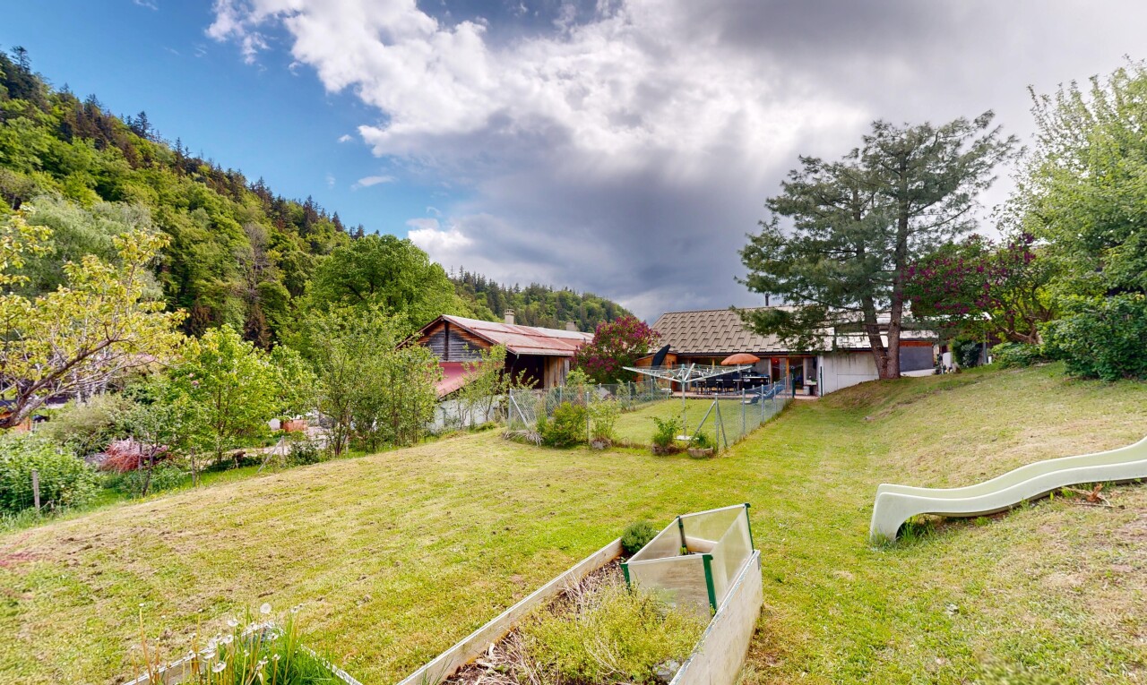 jardin avec pelouse, jardin, from property, et day time