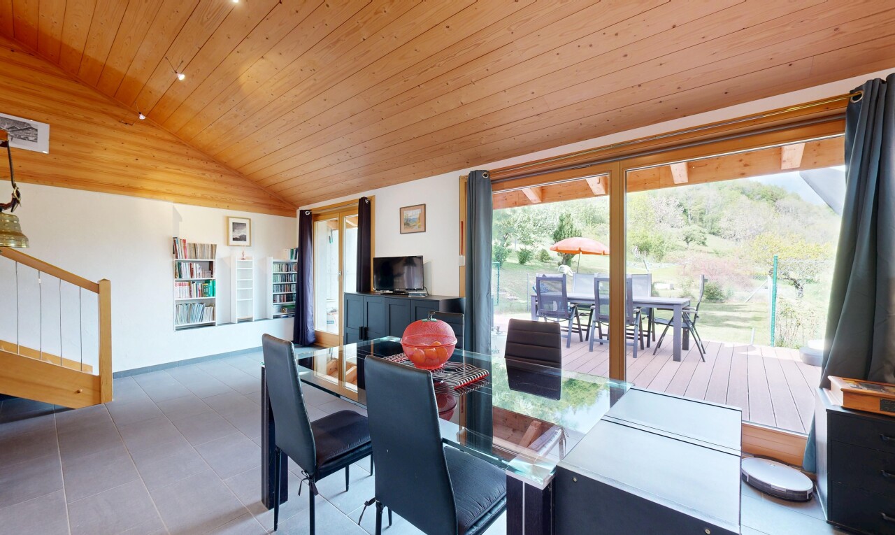 salle à manger avec wood ceiling, plafond en bois, natural light, lumière naturelle, et inside property