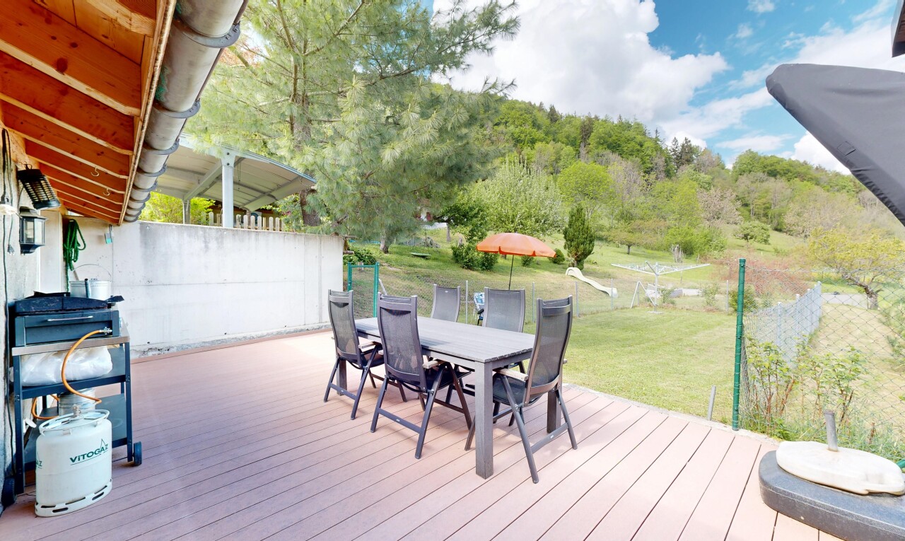 terrasse avec terrasse, from property, clôture, coin repas extérieur, et pelouse