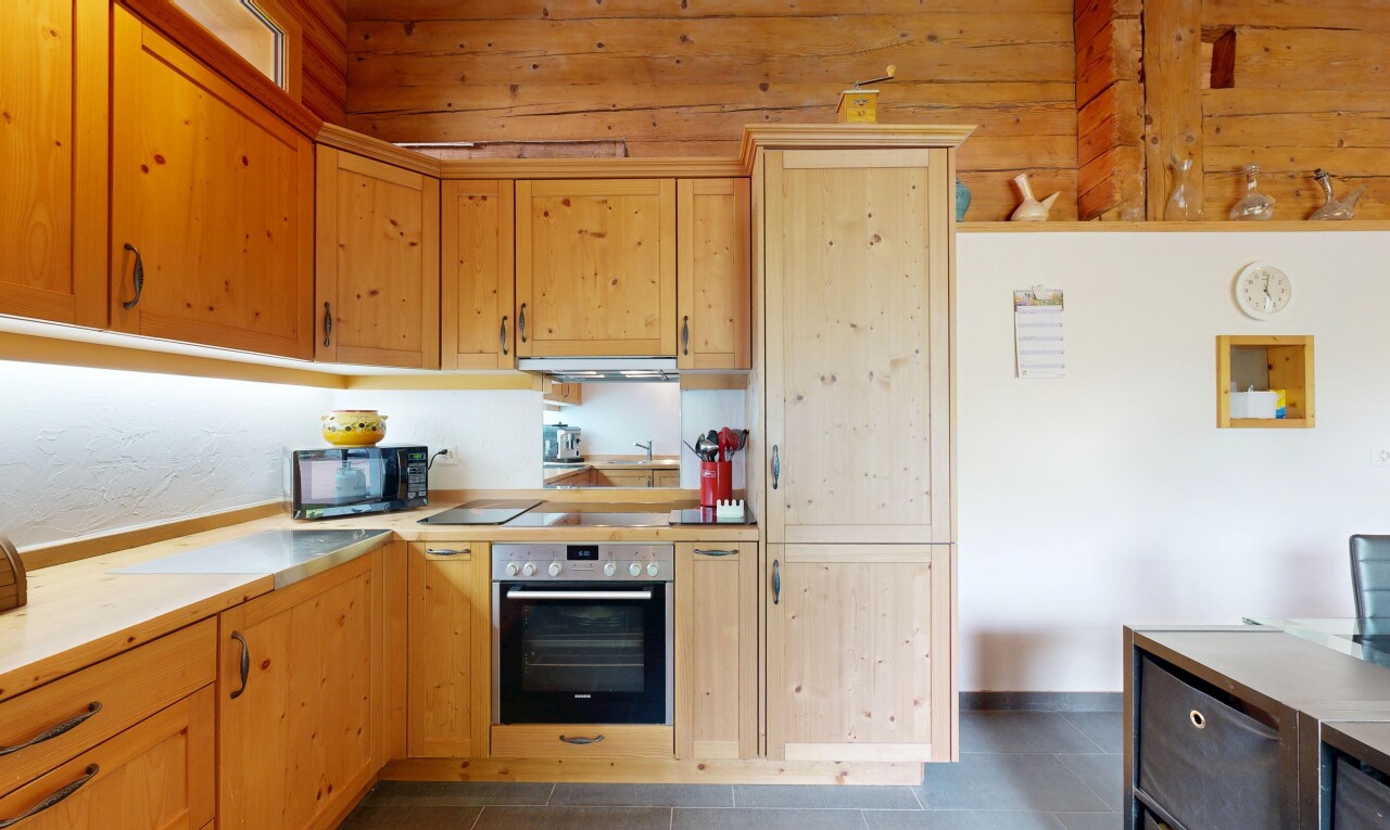 cuisine avec four, plans de travail, light countertops, armoires avec moulures, et crown molding cabinets