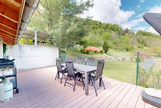 terrasse avec terrasse, from property, clôture, coin repas extérieur, et pelouse