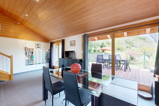 salle à manger avec wood ceiling, plafond en bois, natural light, lumière naturelle, et inside property