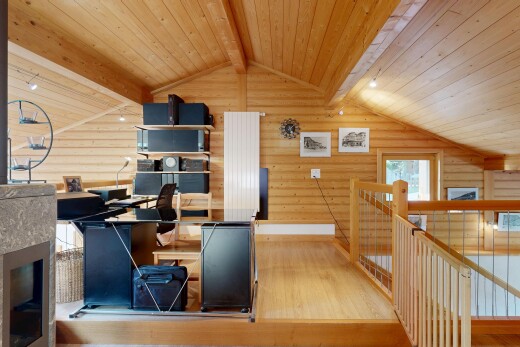bureau avec log wall, mur en rondins, espace bureau, inside property, et wood ceiling