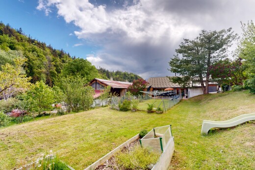 jardin avec pelouse, jardin, from property, et day time