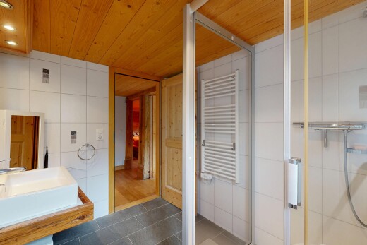 salle de bains avec mur en carrelage, tile wall, chauffe-serviettes, douche, et salle de bain complète