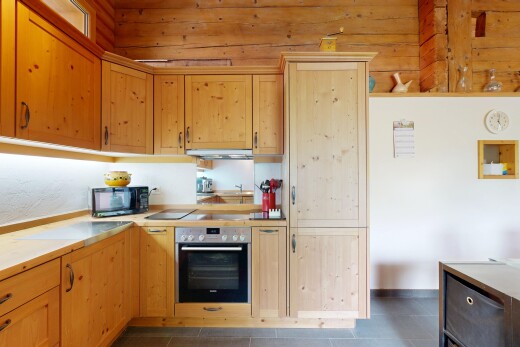 cuisine avec four, plans de travail, light countertops, armoires avec moulures, et crown molding cabinets