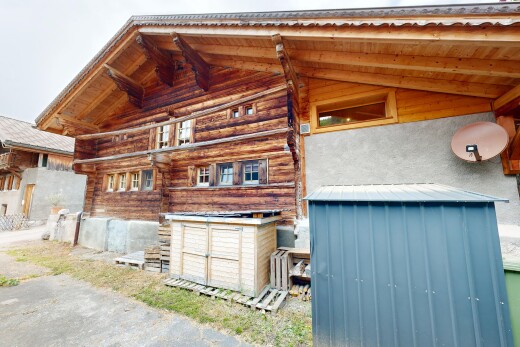 façade avec property visible, abri, bardage horizontal, structure extérieure, et fondation en béton