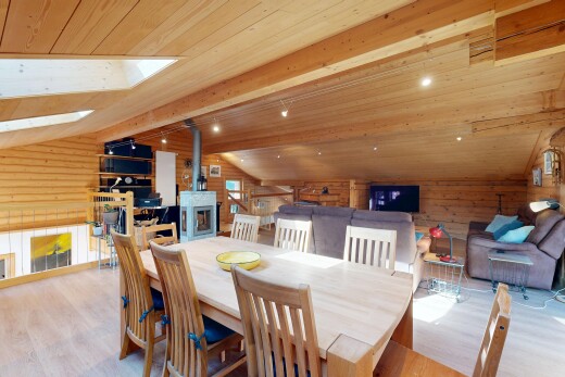 salle à manger avec wood wall, mur en bois, wood finish floor, sol en finition bois, et vaulted ceiling