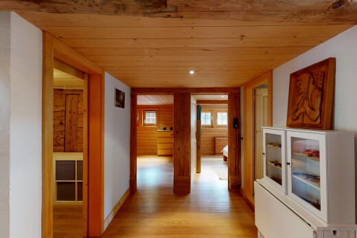 couloir avec plafond bas, low ceiling, inside property, sol en finition bois, et wood finish floor