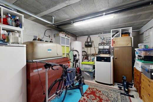 parking avec inside property et chauffe-eau