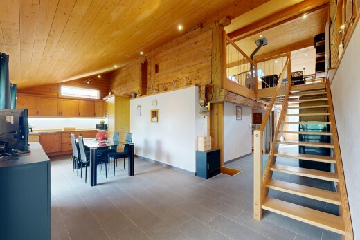 escaliers avec inside property, wood ceiling, plafond en bois, escaliers, et high ceiling