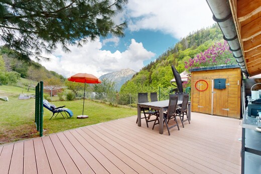 terrasse avec pelouse, coin repas extérieur, from property, terrasse, et day time