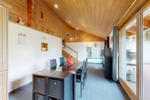 cuisine avec plafond voûté, vaulted ceiling, lumière naturelle, natural light, et inside property