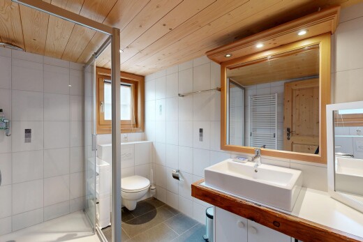 salle de bains avec chauffe-serviettes, douche, salle de bain complète, évier, et sol en carrelage