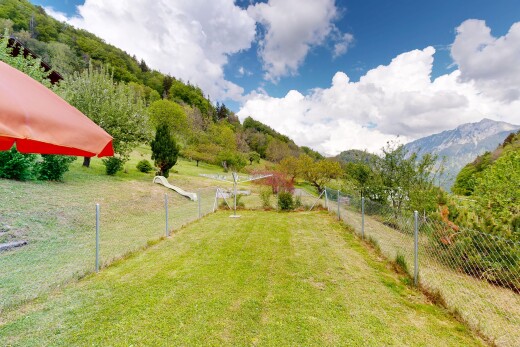 jardin avec clôture, day time, pelouse, mountain view, et vue sur la montagne