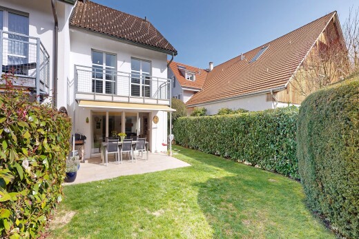 außenansicht mit terrasse, from property, stuckverkleidung, rasen, und balkon