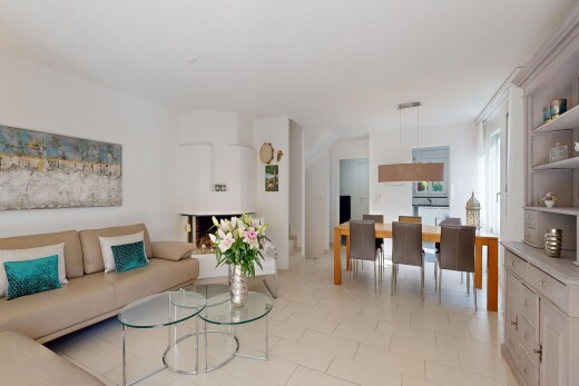 wohn- / esszimmer mit inside property, gipskartonwand, drywall, light floor, und natürliches licht