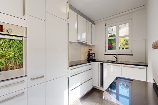 küche mit weiße schränke, white cabinets, ofen, natürliches licht, und natural light