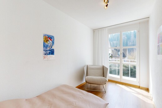 zimmer / schlafzimmer mit natürliches licht, natural light, holzfußboden, wood finish floor, und inside property