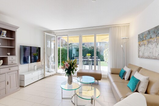 wohnzimmer mit drywall, gipskartonwand, fernseher, natural light, und natürliches licht