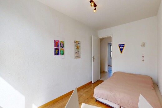 zimmer / schlafzimmer mit holzfußboden, wood finish floor, gipskartonwand, drywall, und inside property