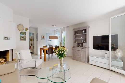 wohn- / esszimmer mit inside property, natural light, natürliches licht, light floor, und drywall