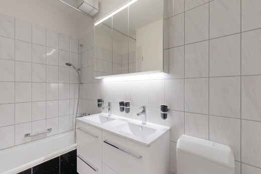 bad mit spiegel, komplettes badezimmer, doppelwaschtisch, toilette, und inside property